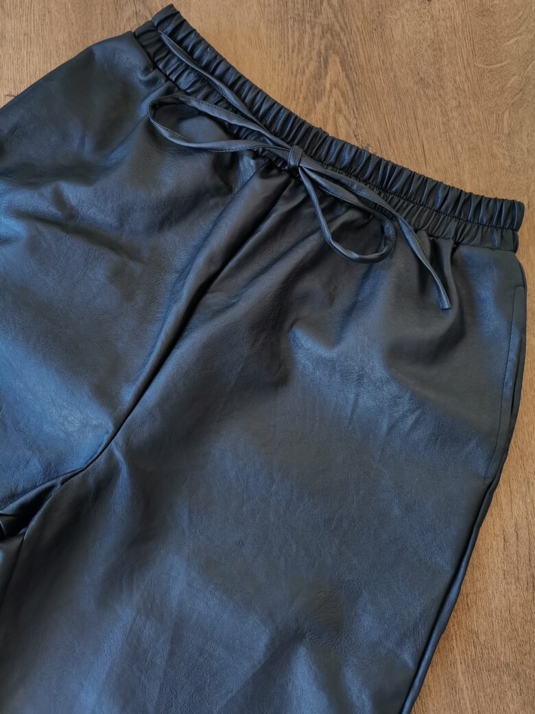 Dámske koženkové nohavice NASTY GAL - EU38 nenosené